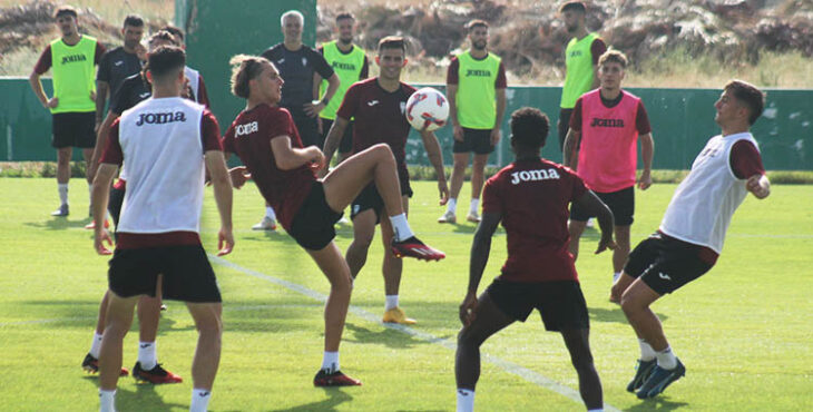 A jugar. Álex Sala se adelanta a Carracedo en un balón dividido.