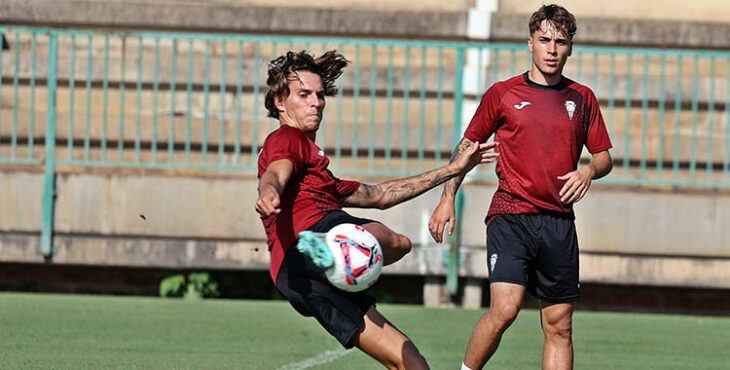 Álex Sal rematando en escorzo en la vuelta a la Ciudad Deportiva.