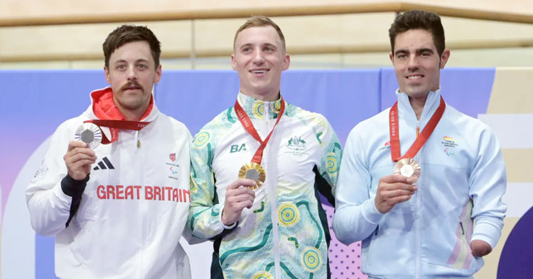 Alfonso Cabello, con su bronce, en el podio de París 2024. Foto: RFEC