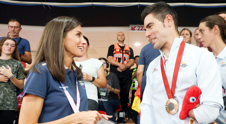 Alfonso Cabello recibe la felicitación de la reina Letizia. Foto: Casa de S.M. el Rey