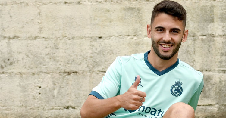 Andrés Martín posando tras su regreso, ya en propiedad, a El Sardinero. Foto: Racing de Santander