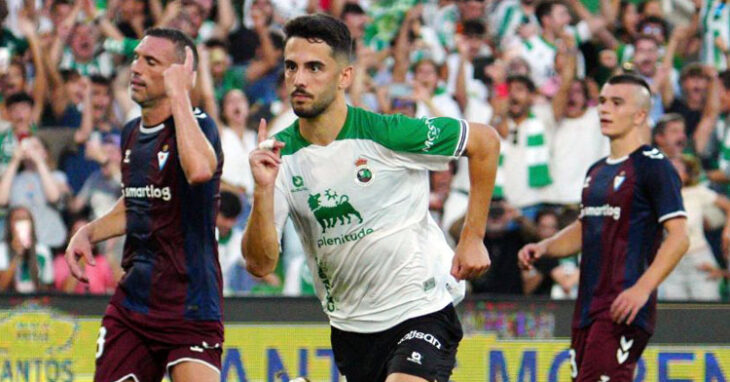 Andrés Martín celebra el gol del empate del Racing ante el Éibar. Foto: LaLiga Hypermotion