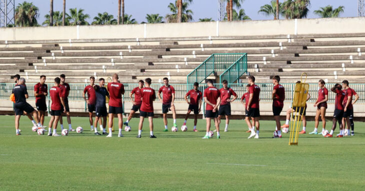 Iván Ania dando instrucciones a sus jugadores en la Ciudad Deportiva. Foto: CCF