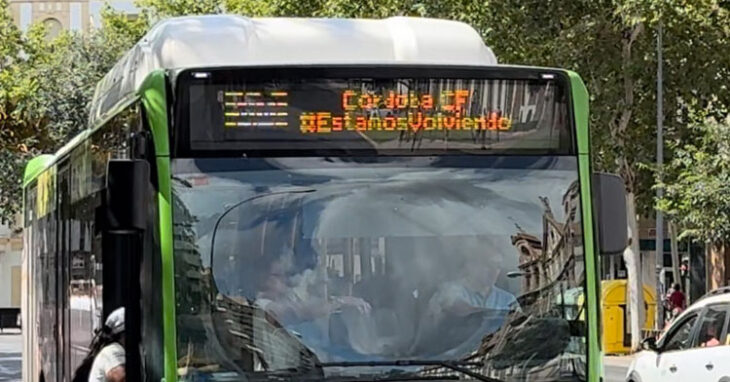 Un autobús de Aucorsa durante el pasado play-off a Segunda. Foto: Aucorsa