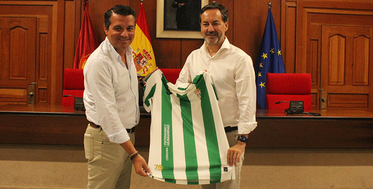 El alcalde José María Bellido mostrando el patrocinio lateral de la camiseta del Córdoba junto a Antonio Fernández Monterrubio.