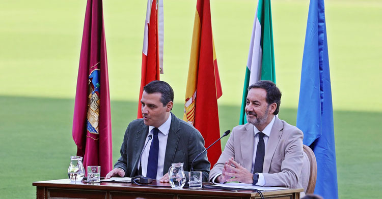 Bellido y Fernández Monterrubio en la firma de la cesión de El Arcángel. Foto: CCF