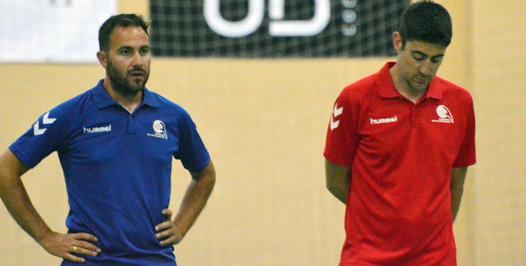 El entrenador del Deza Córdoba de Balonmano, Benito Puerto, brazos en jarra. Foto: CBM