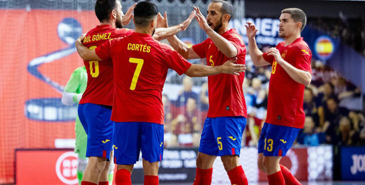 Boyis celebrando uno de los goles de España junto a sus compañeros. Foto: RFEF