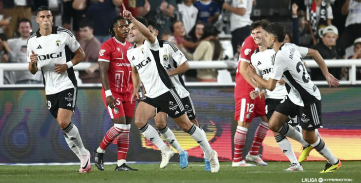 Los jugadores del cuadro burgalés celebrando uno de sus goles al Cartagena. Foto: LaLiga Hypermotion