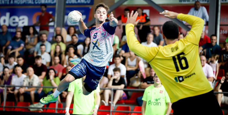 Antonio Cabello volando para intentar anotar desde el extremo. Foto: Joaquín Corrales / Federación Andaluza de Balonmano