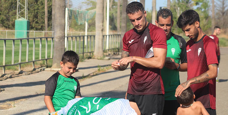 Carlos Isaac firmando sus primeros autógrafos como cordobesista junto a Calderón.