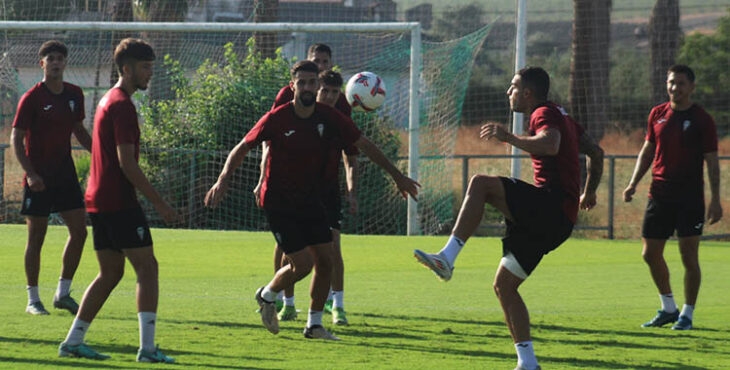 Carlos Isaac, principal novedad ante el Burgos, toca el balón con Sintes y Carracedo al fondo.