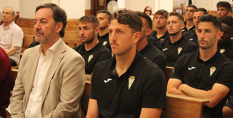 Carlos Marín junto a Monterrubio en la ofrenda floral en la que ejerció como primer capitán del Córdoba.