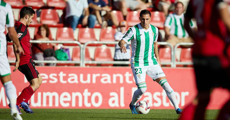 Carracedo conduciendo el balón en Anduva. Foto: LaLiga Hypermotion