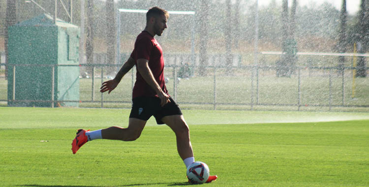 Antonio Casas golpeando el balón en la Ciudad Deportiva.