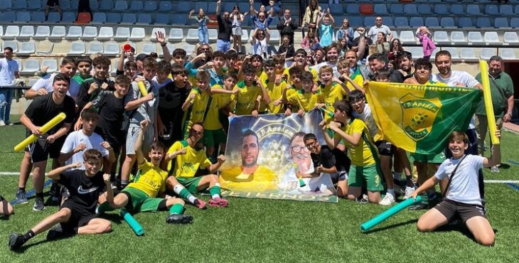 El Apedem Montilla celebrando el ascenso a Primera Andaluza Infantil. La foto: CD Apedem.