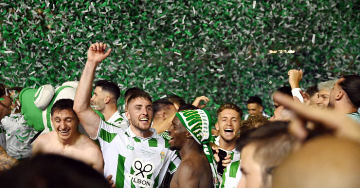 Los jugadores del Córdoba celebrando el ascenso a Segunda. Foto: Natalia Román