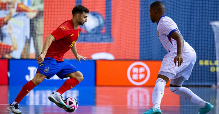 César encarando a un jugador francés. Foto: RFEF