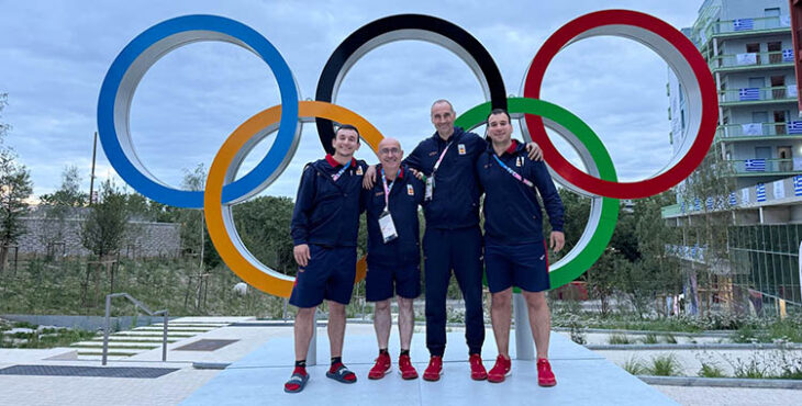 César Montes junto a sus compañeros del cuerpo técnico de España