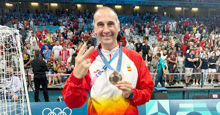 César Montes posando con su segundo bronce olímpico con los Hispanos.