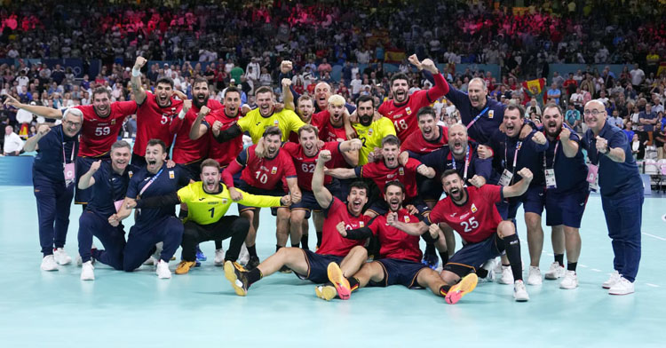 Los Hispanos, con César Montes, celebrando su bronce en París. Foto: COE