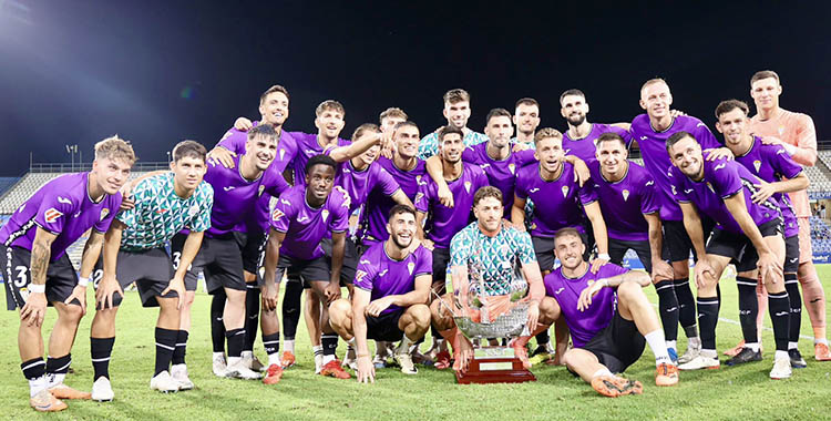 La plantilla del Córdoba posando junto a su primera Carabela de Plata del Colombino.