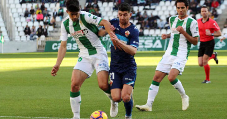 Álex Quintanilla pugnando con Javi Flores en el último Córdoba-Elche.