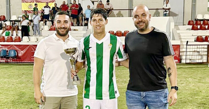 El Córdoba B recibiendo el título de ganador del Trofeo San Bartolomé. Foto: CCF