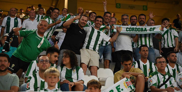 Un nutrido grupo de cordobesistas posando para la cámara Cordobadeporte.