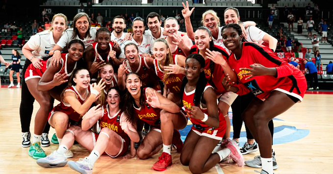 Cristina Cantero, arriba, celebrando con sus chicas un nuevo éxito. Foto: FEB