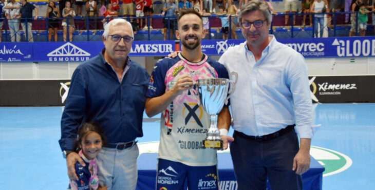 José Cuenca con el Trofeo Villa de Puente Genil, escoltado por Mariano Jiménez y Sergio Velasco