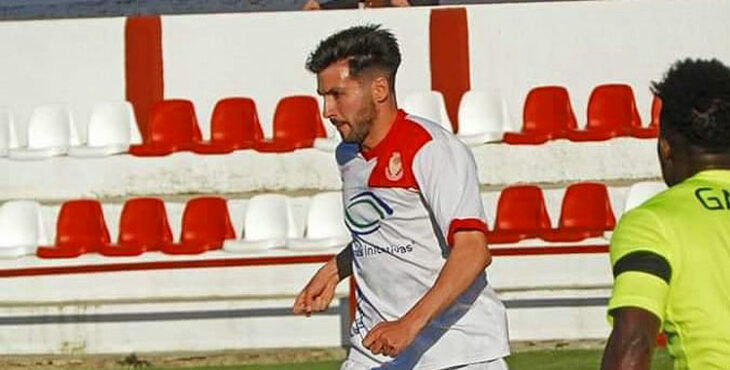 Dani Frías con el Villa del Río CF. Imagen: Cristina Campos Fotografía (cedida por el Atlético Espeleño)