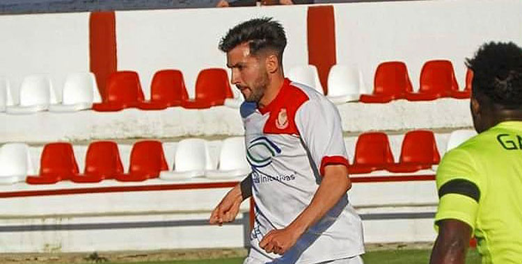 Dani Frías con el Villa del Río CF. Imagen: Cristina Campos Fotografía (cedida por el Atlético Espeleño)