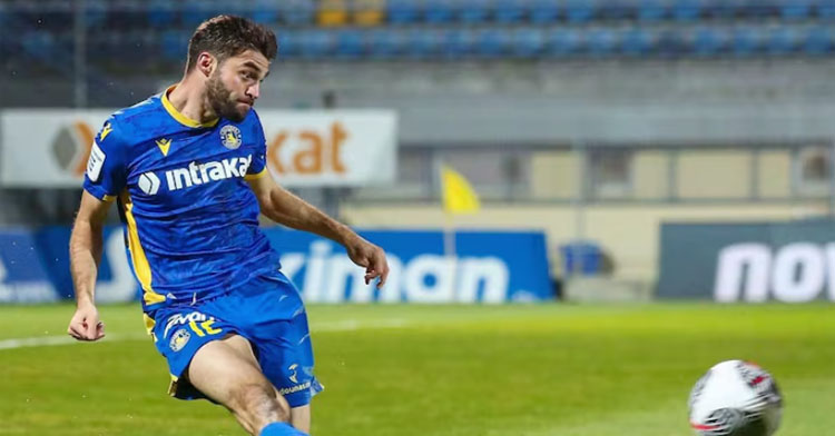 David Carmona golpeando el balón en un partido del Asteras Tripolis.