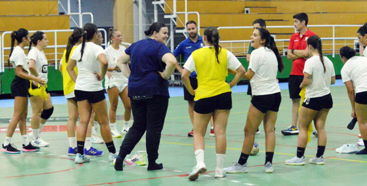 Benito Puerto hablando a sus jugadoras. Foto: CBM