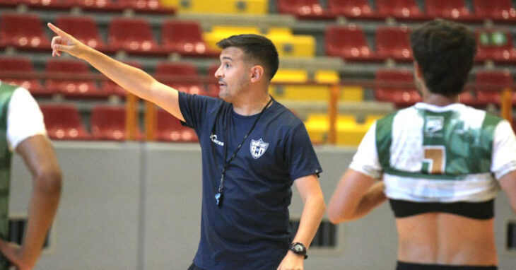 Emanuel Santoro dando instrucciones durante un entrenamiento. Foto: Córdoba Patrimonio