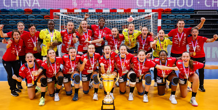 Elena Torres y sus compañeras posando con sus medallas y el trofeo de campeonas del mundo. Foto: RFEBM