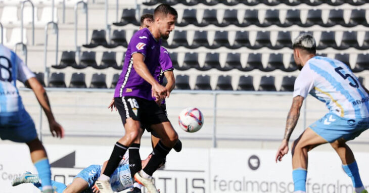 Genaro tratando de superar a rivales del Málaga. Foto: CCF