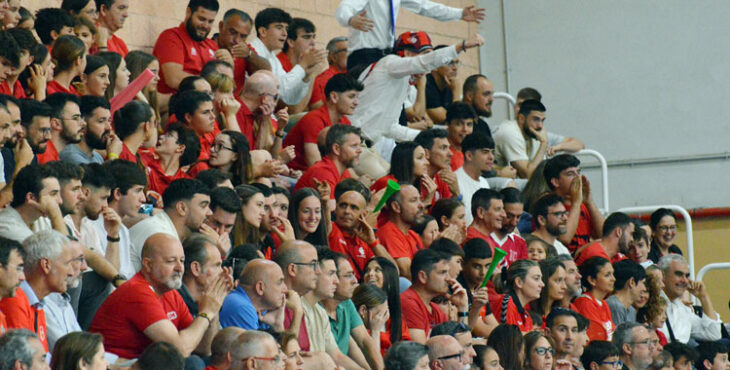 La afición granate en un partido de la pasada temporada en Fátima. Foto: CBM