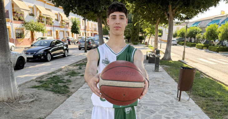 Guillermo del Pino posando con la elástica del Coto Córdoba. Foto: Coto Córdoba