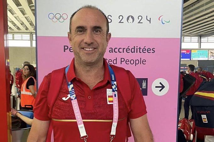 El pontano Edu Aguilar en los Juegos de París 2024 con la selección de hockey hierba femenina.