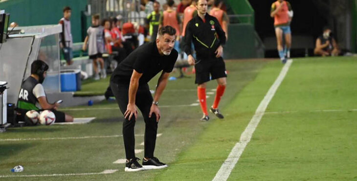 Iván Ania siguiendo el juego en la banda de El Arcángel.