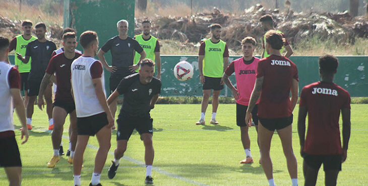 Iván Ania poniendo el balón en juego en uno de los entrenamientos de la semana.