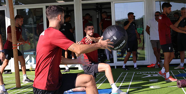 Iván Ania junto a sus hombres en el gimnasio de Montecastillo.