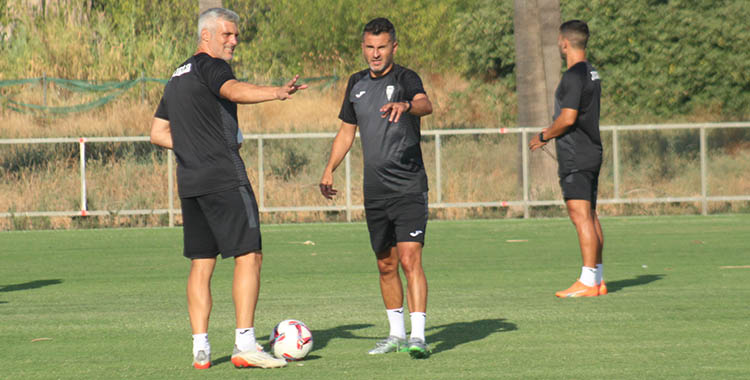 Iván Ania organizando un. entrenamiento con César Negredo.