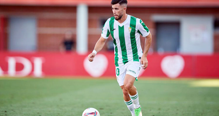 Jacobo conduce el balón en el partido ante el Mirandés. Foto: LaLiga Hypermotion