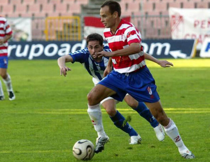 Jorge García conduciendo el balón jugando con el Granada.