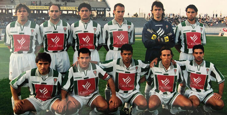 Jorge García entre Avelino Viña y Juanito en un once de aquel Córdoba que acabó ascendiendo en las Tendillas.