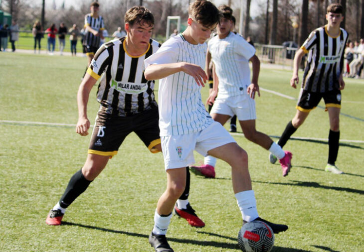 Un duelo del Juanín y Diego en la Primera Andaluza Cadete el curso pasado. Foto: CCF