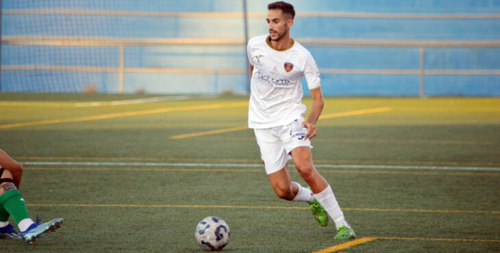 Juanjo Carmona iniciando una jugada esta pretemporada. Foto: Tino Navas / Salerm Puente Genil